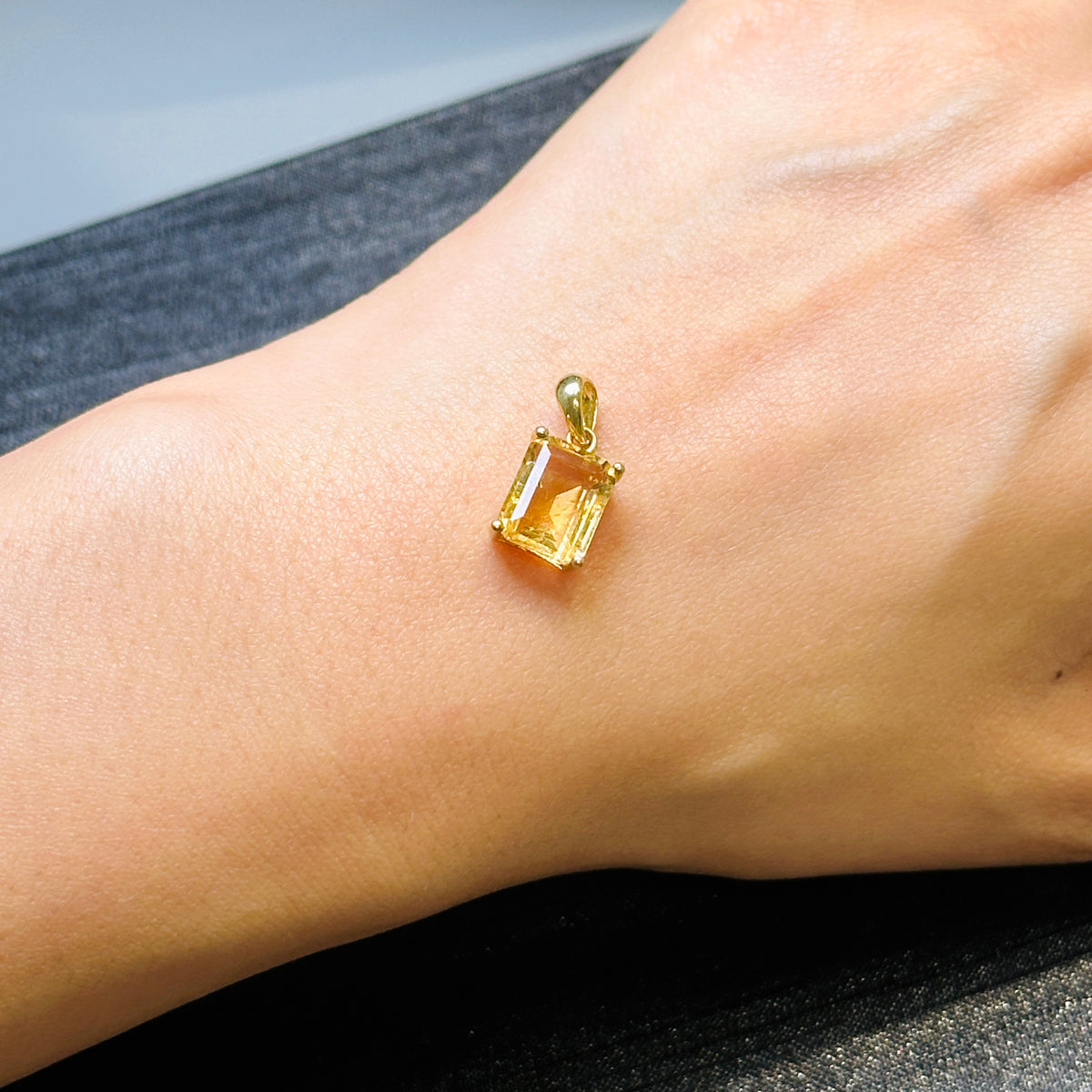 Citrine Square Pendant 黃晶方形吊墜 | 吊墜 pendant | 紋理特寫 texture detail