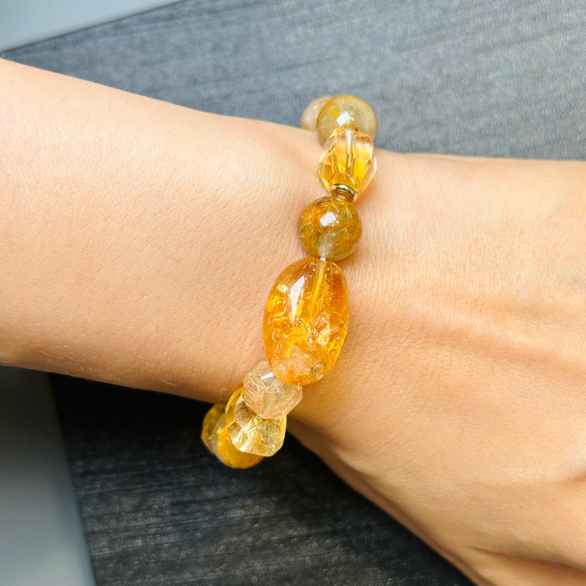 Citrine x Gold Rutilated Quartz Bracelet 黃晶x金髮晶(鈦花）手串 | 手串 bracelet | 紋理特寫 texture detail