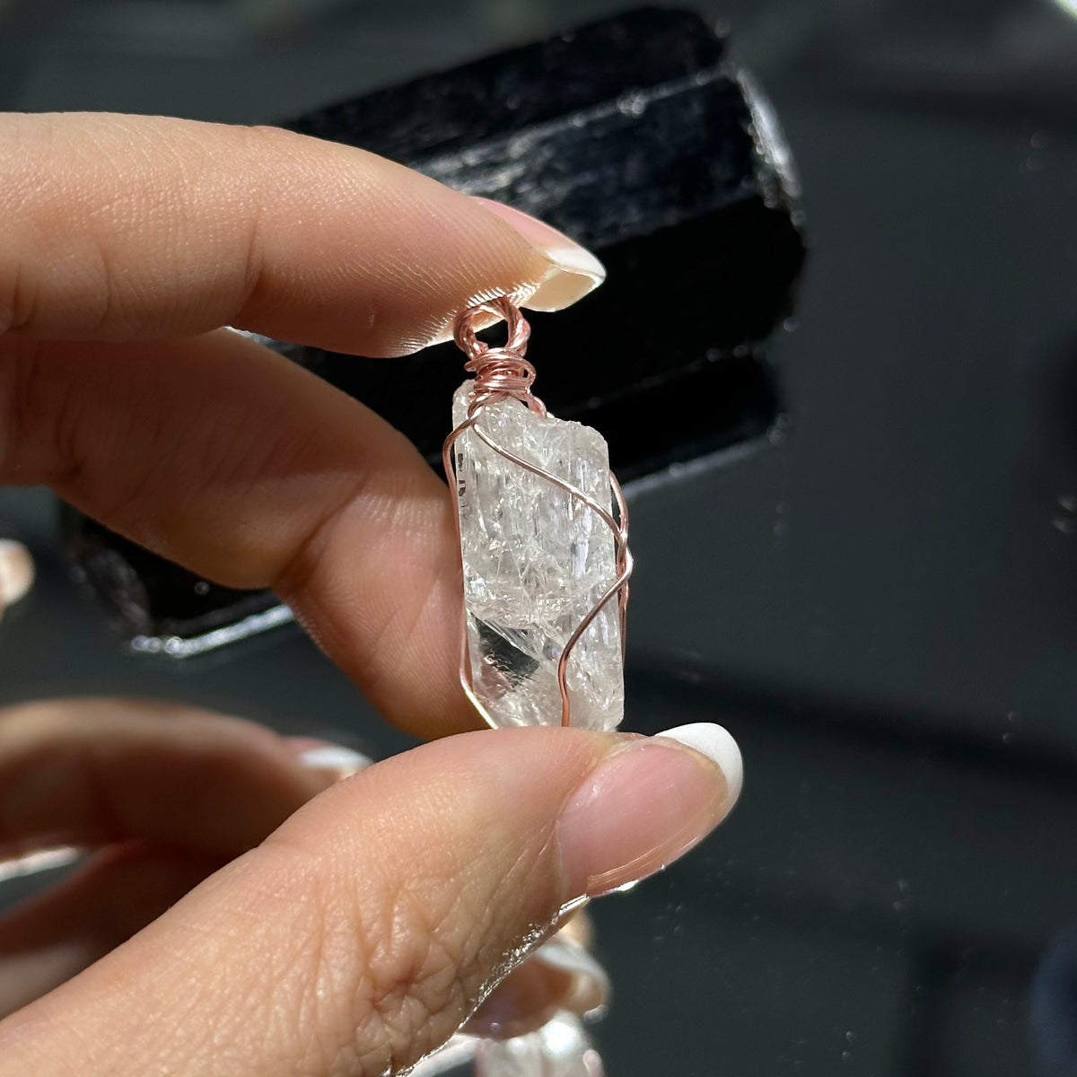 Danburite Pendant 賽黃晶吊墜 | 吊墜 pendant | 側面角度 side angle
