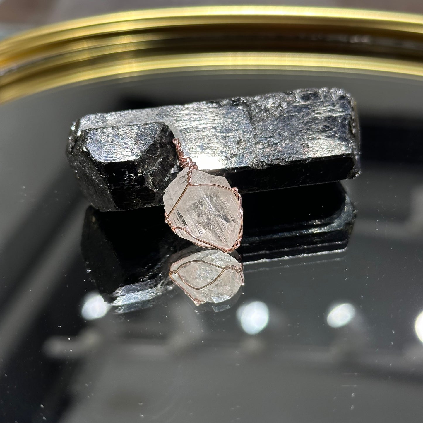 Danburite Pendant 賽黃晶吊墜 | 吊墜 pendant | 側面角度 side angle