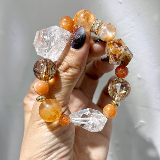 Elestial Quartz x Sunstone x Sericite x Brandy Opal x Tourmaline Rutilated Quartz 骸骨水晶 太陽石 絲雲母 碧璽髮晶 橙澳寶 | 原礦 raw-crystal | 正面圖 front view