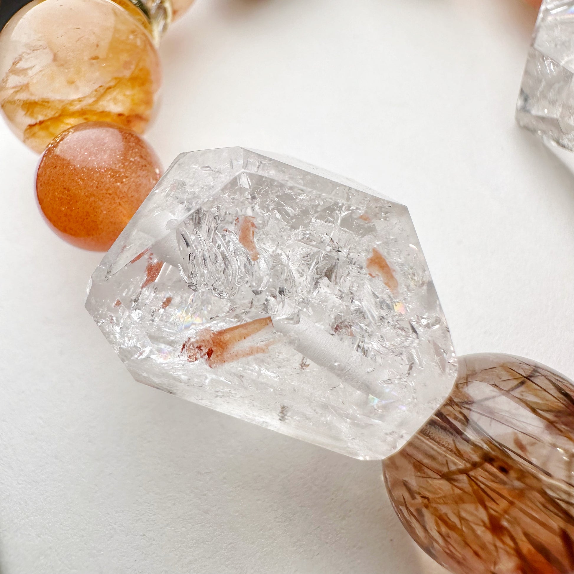 Elestial Quartz x Sunstone x Sericite x Brandy Opal x Tourmaline Rutilated Quartz 骸骨水晶 太陽石 絲雲母 碧璽髮晶 橙澳寶 | 原礦 raw-crystal | 紋理特寫 texture detail