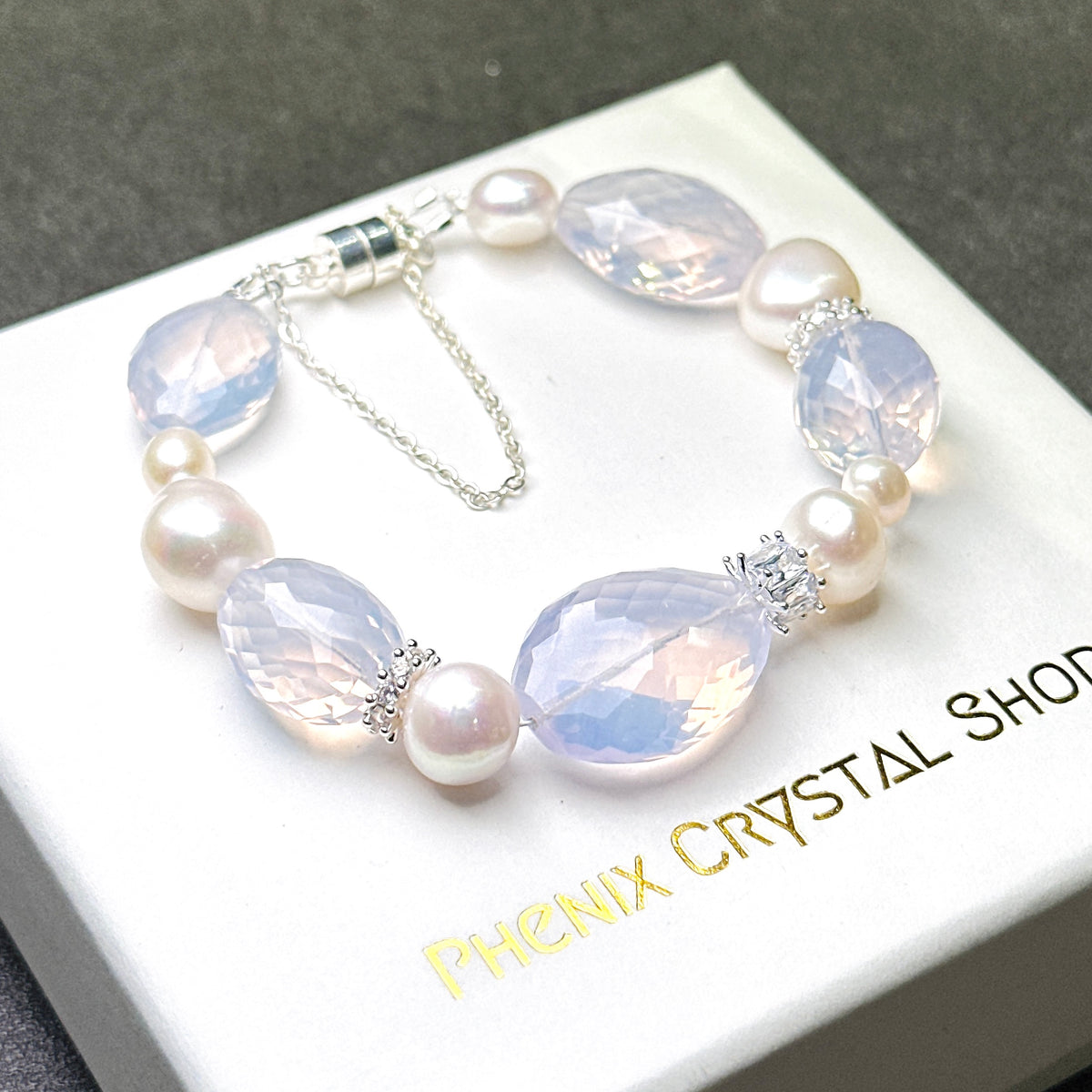 Faceted Lavender Quartz with Baroque Pearl 切割款紫玉晶 巴洛克珍珠手鏈 | 手串 bracelet | 側面角度 side angle