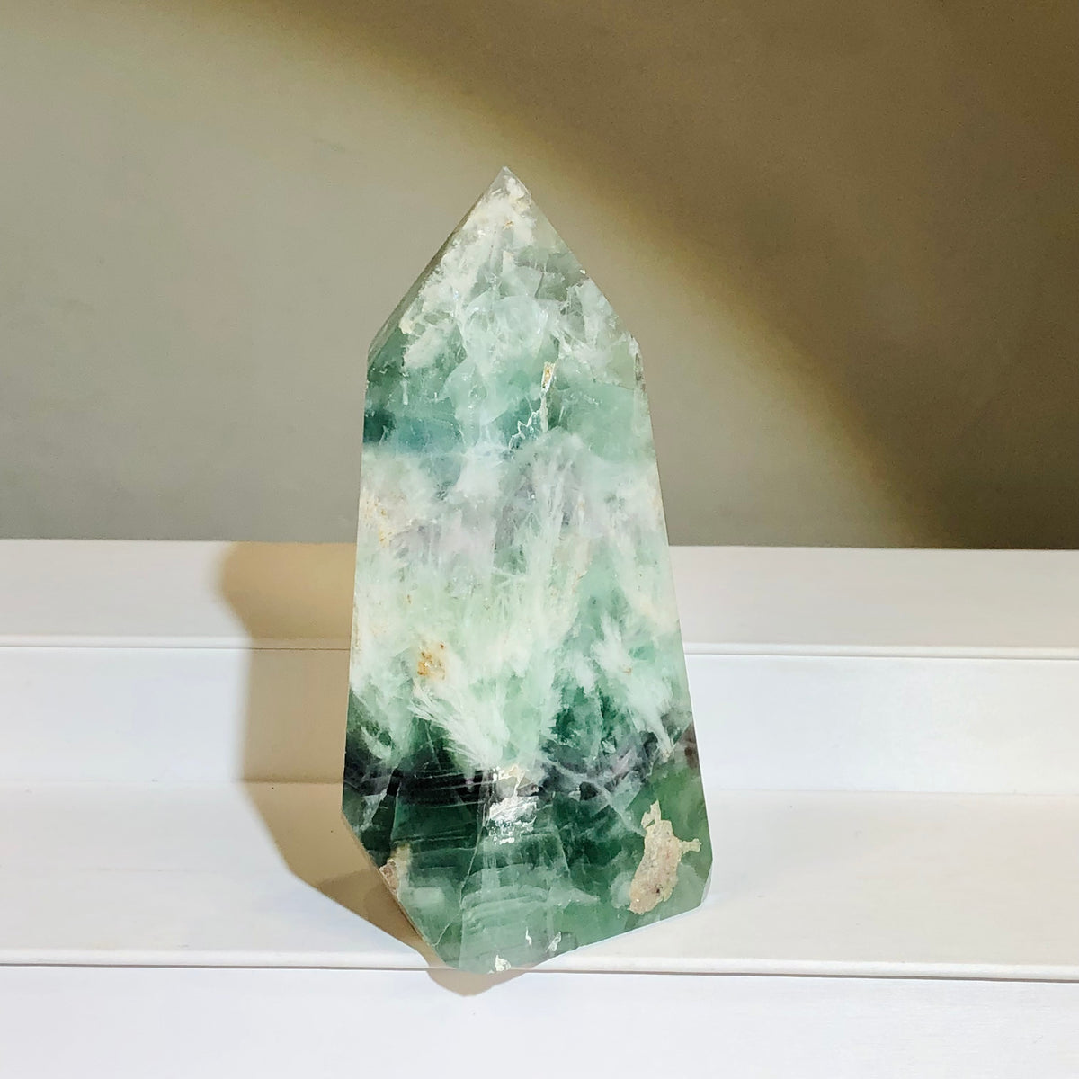 Feather Fluorite Point Tower 羽毛螢石柱 | 晶柱 crystal-point | 細節特寫 close up detail