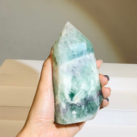 Feather Fluorite Point Tower 羽毛螢石柱 | 晶柱 crystal-point | 正面圖 front view