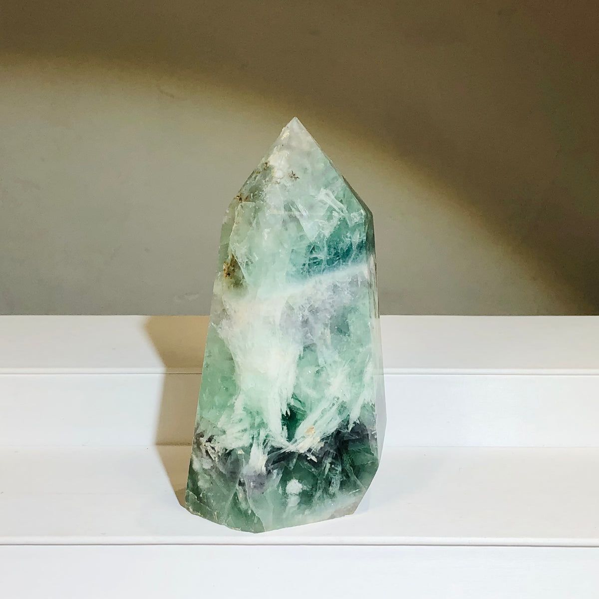 Feather Fluorite Point Tower 羽毛螢石柱 | 晶柱 crystal-point | 整體圖 full piece view