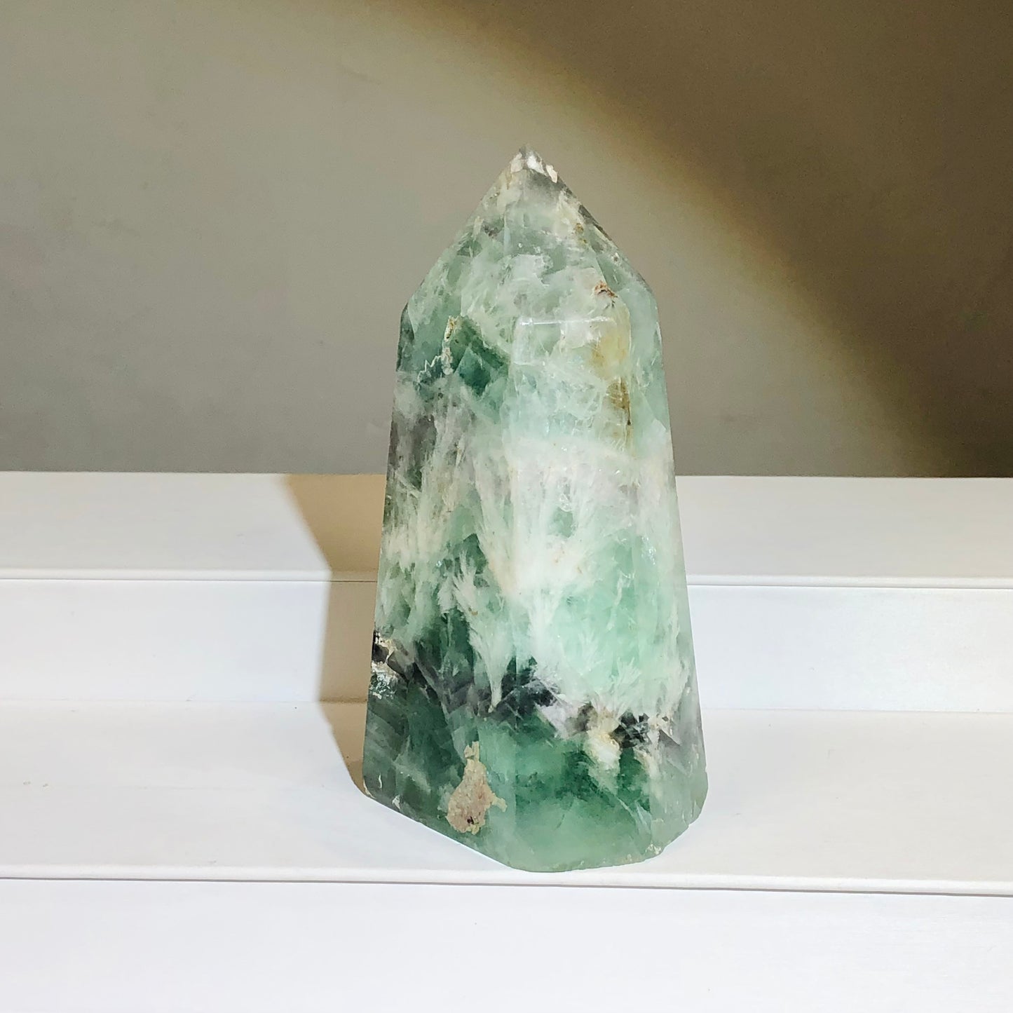 Feather Fluorite Point Tower 羽毛螢石柱 | 晶柱 crystal-point | 側面角度 side angle