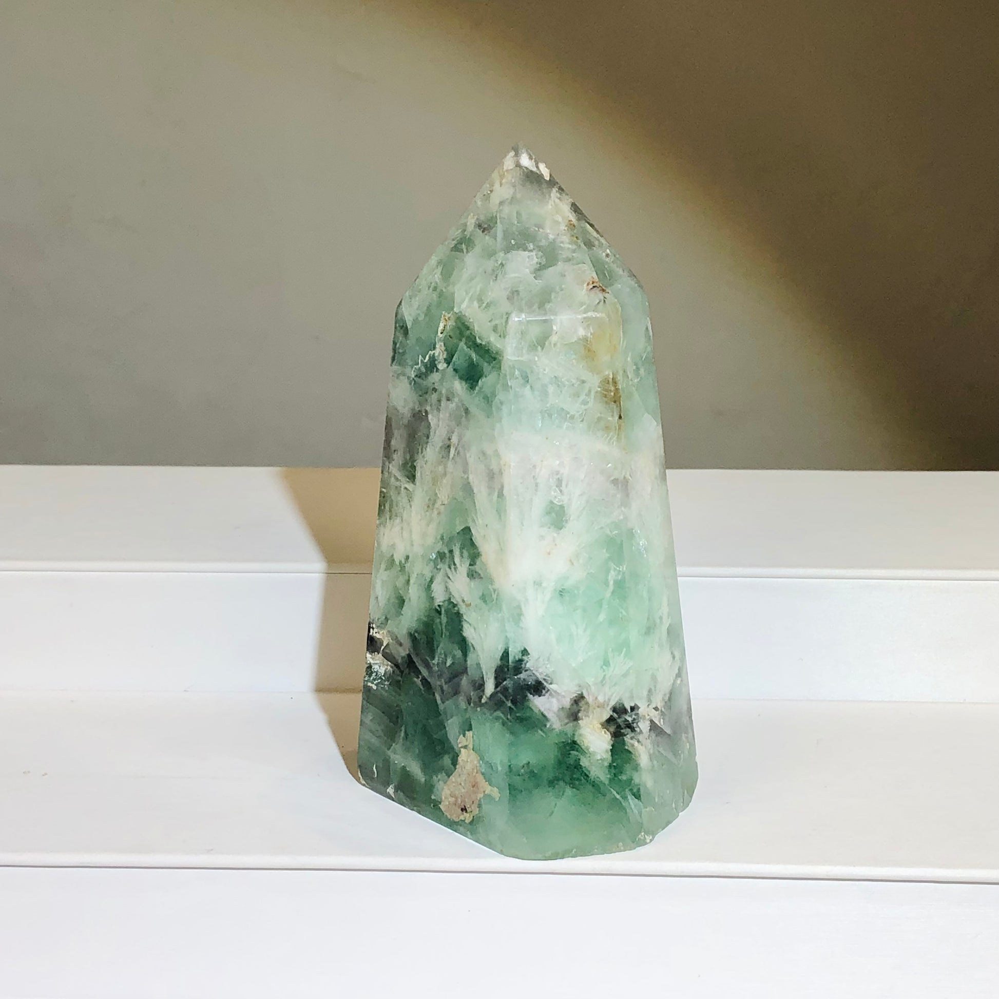 Feather Fluorite Point Tower 羽毛螢石柱 | 晶柱 crystal-point | 側面角度 side angle