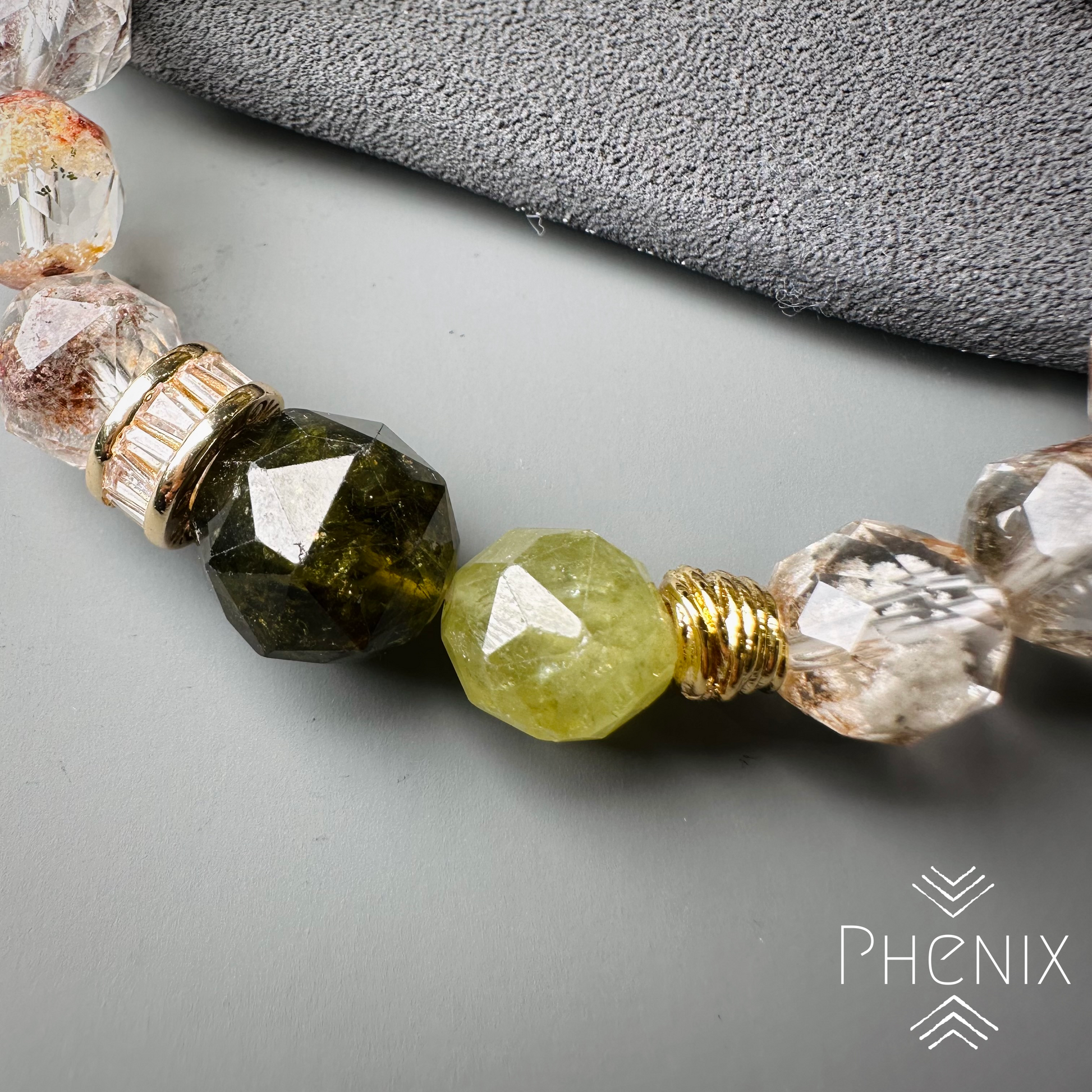 Garden Phantom & Green Garnet 花園幽靈 綠石榴石 | 原礦 raw-crystal | 側面角度 side angle
