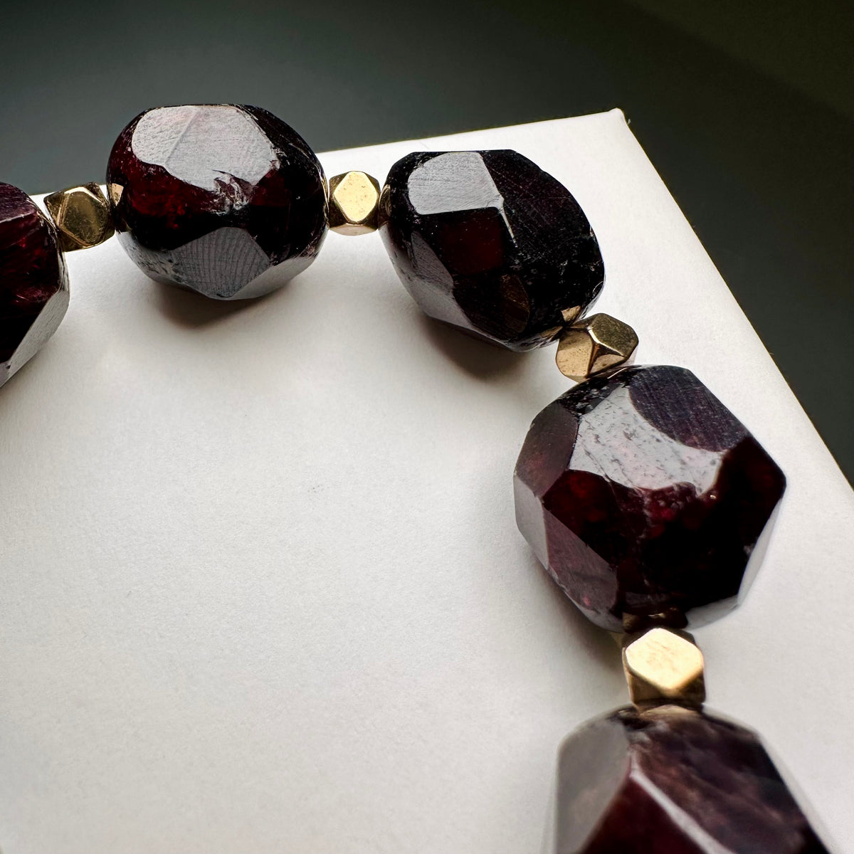 Garnet Faceted 石榴石切割款手串 | 手串 bracelet | 側面角度 side angle