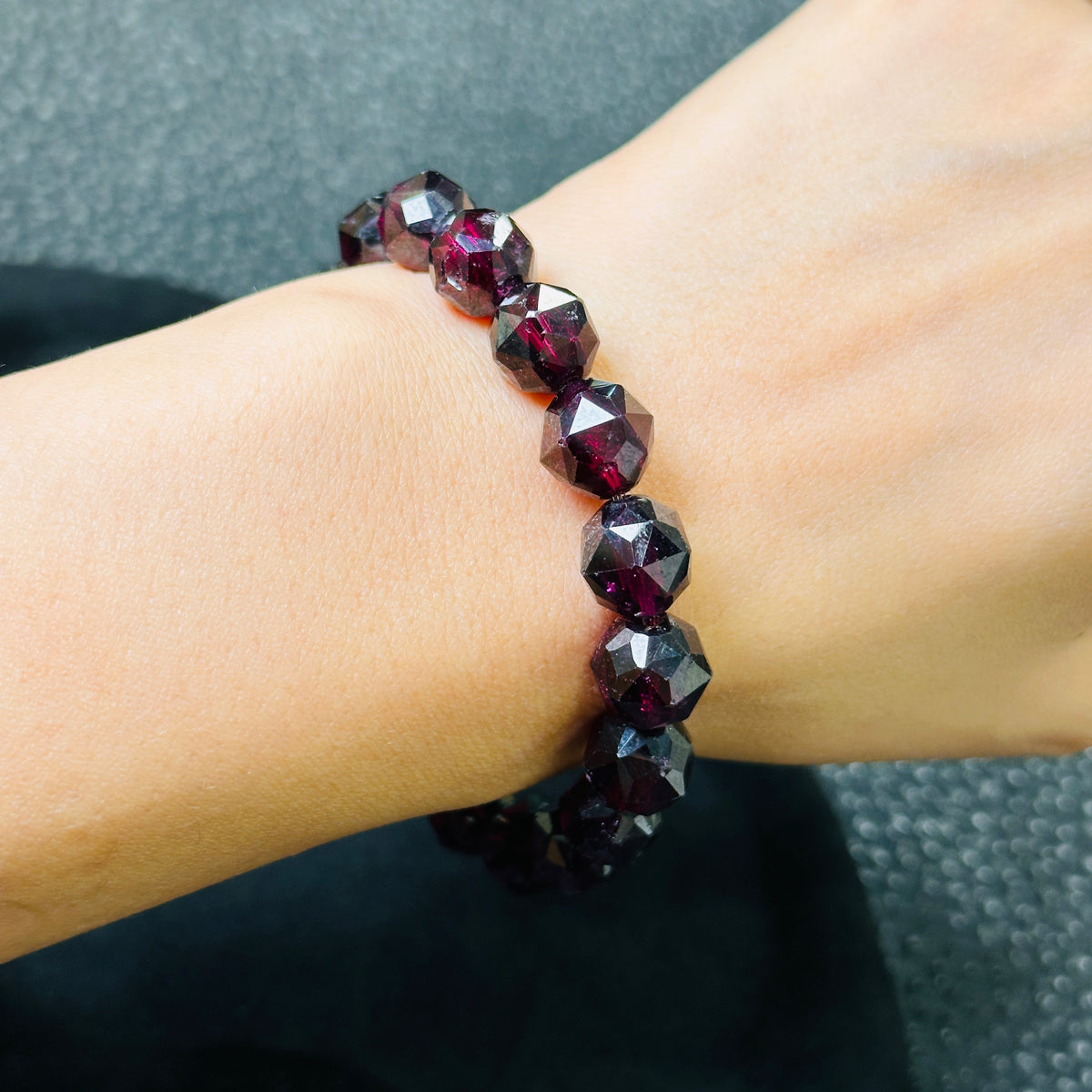 Garnet Starcut Bracelet 石榴石星切手串 10.5mm | 手串 bracelet | 細節特寫 close up detail