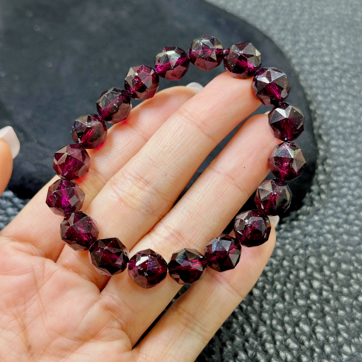 Garnet Starcut Bracelet 石榴石星切手串 10.5mm | 手串 bracelet | 側面角度 side angle