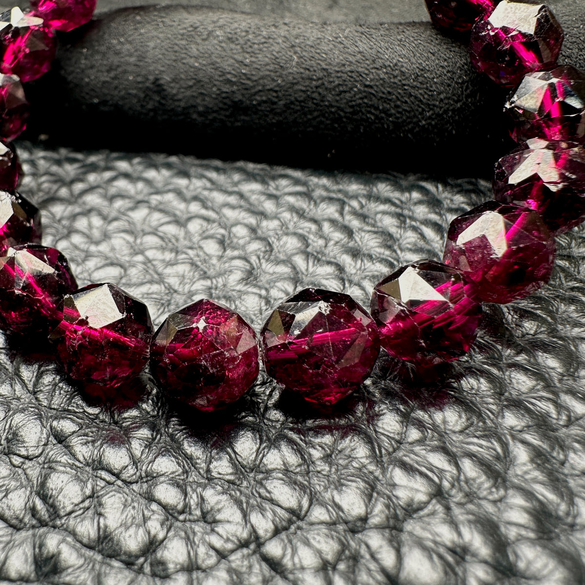 Garnet Starcut Bracelet 石榴石星切手串 9.3mm | 手串 bracelet | 細節特寫 close up detail