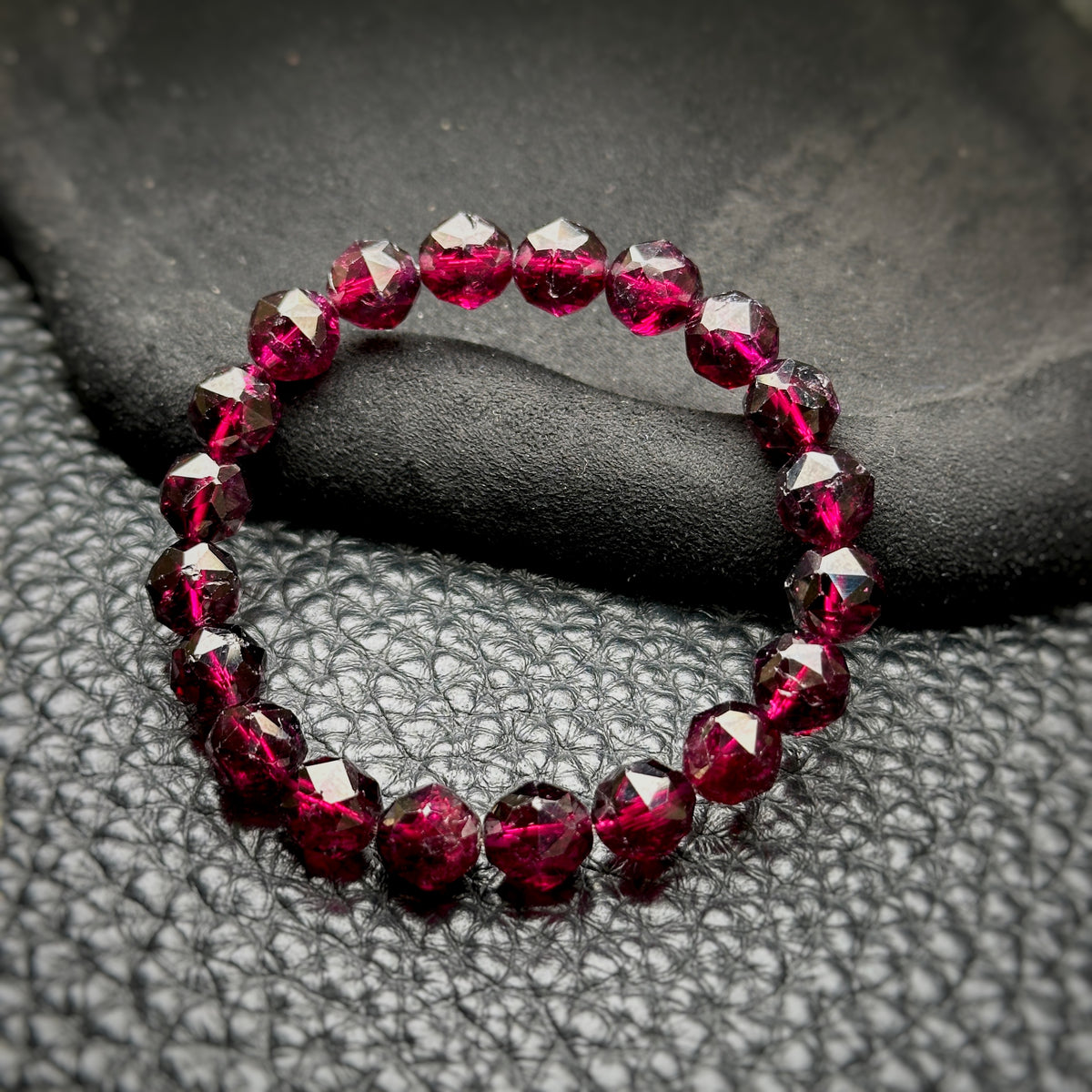 Garnet Starcut Bracelet 石榴石星切手串 9.3mm | 手串 bracelet | 正面圖 front view