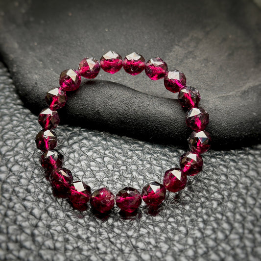 Garnet Starcut Bracelet 石榴石星切手串 9.3mm | 手串 bracelet | 正面圖 front view