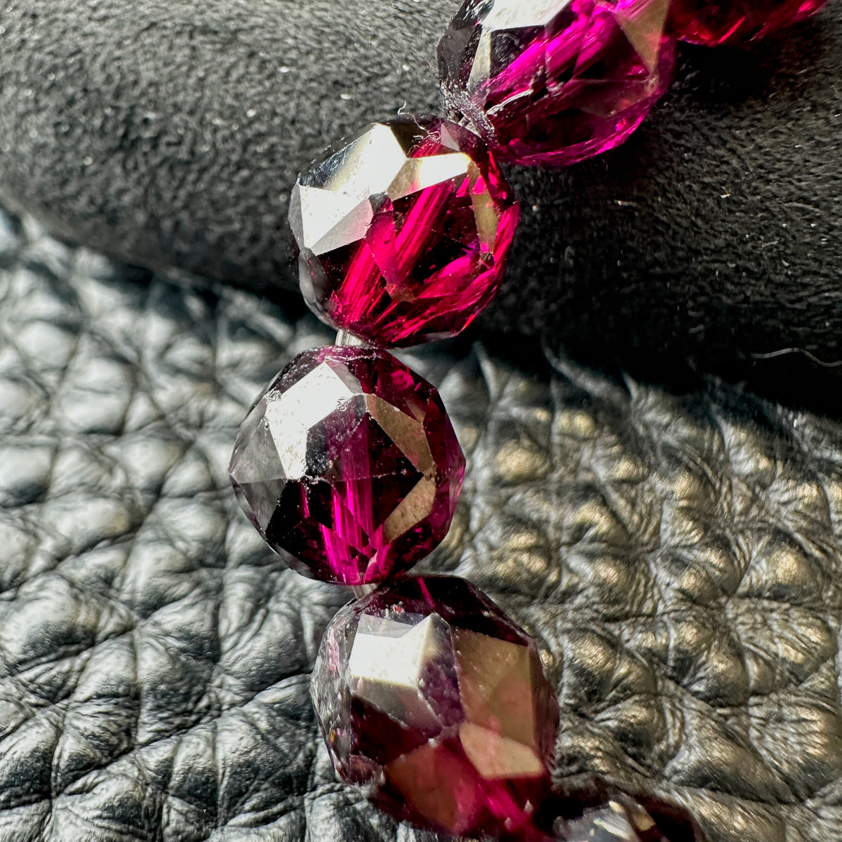 Garnet Starcut Bracelet 石榴石星切手串 9mm | 手串 bracelet | 細節特寫 close up detail