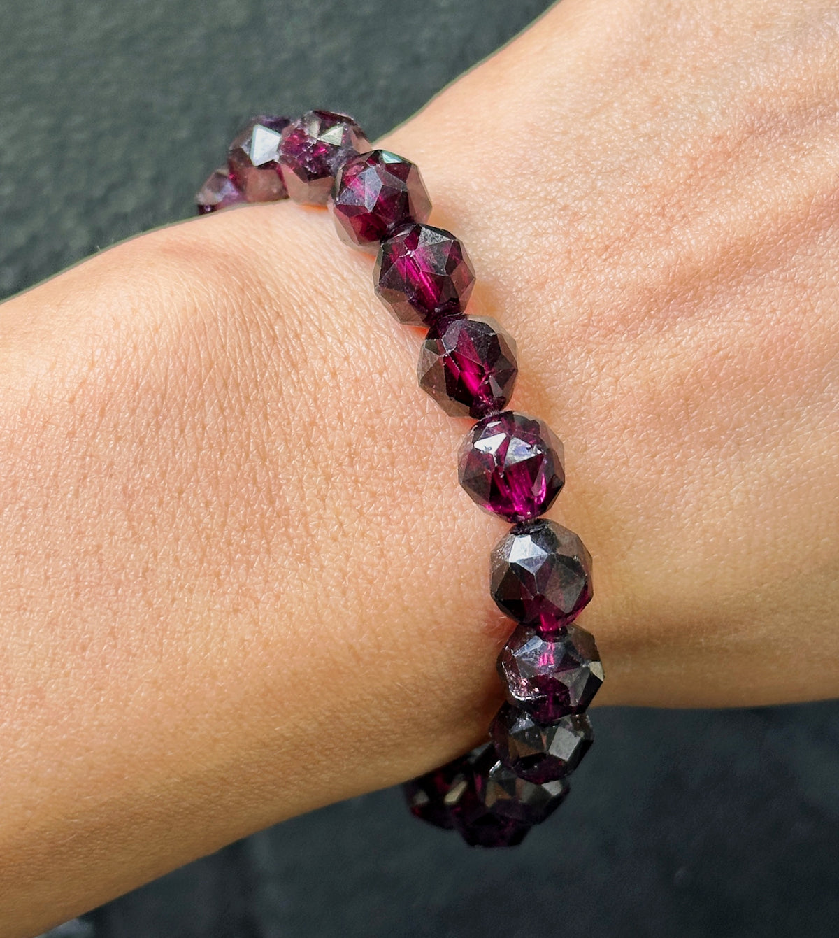 Garnet Starcut Bracelet 石榴石星切手串 9mm | 手串 bracelet | 側面角度 side angle