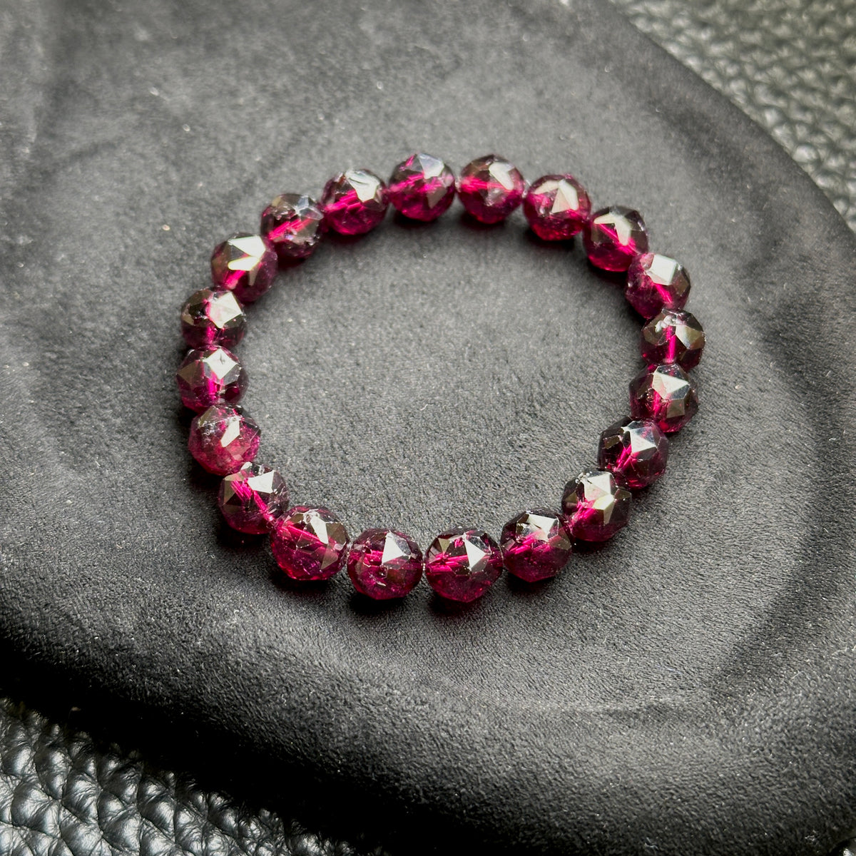 Garnet Starcut Bracelet 石榴石星切手串 9mm | 手串 bracelet | 紋理特寫 texture detail