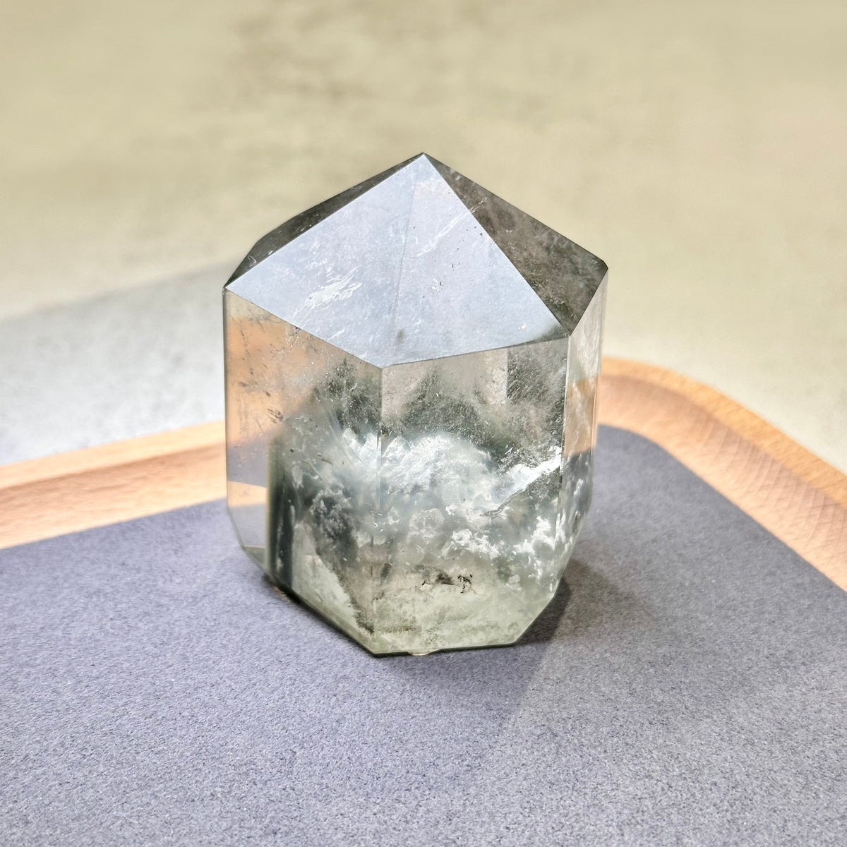 Green Phantom 綠幽靈柱 | 晶柱 crystal-point | 側面角度 side angle