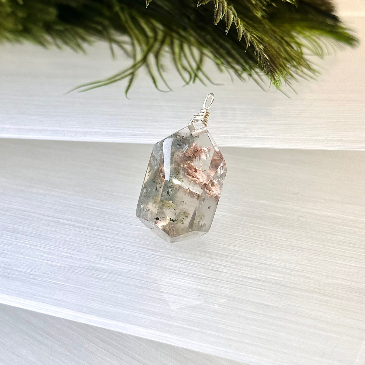 Green Phantom Pendant 綠幽靈吊墜 | 吊墜 pendant | 側面角度 side angle