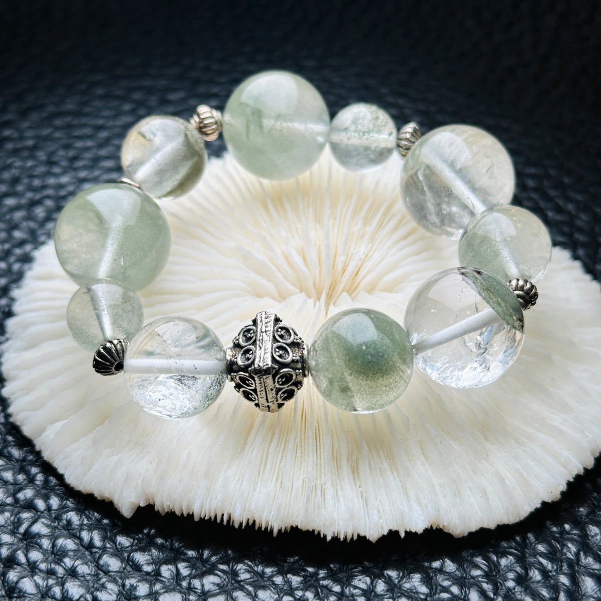 Green Phantom Quartz Design Bracelet 綠幽靈大珠設計手串 | 手串 bracelet | 紋理特寫 texture detail