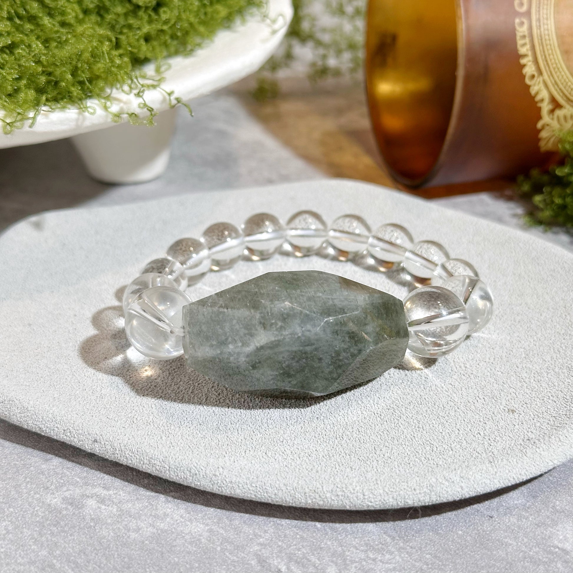 Green Phantom with Rutilated Quartz Clear Quartz 綠幽靈共生髮晶 白水晶設計款 | 原礦 raw-crystal | 正面圖 front view