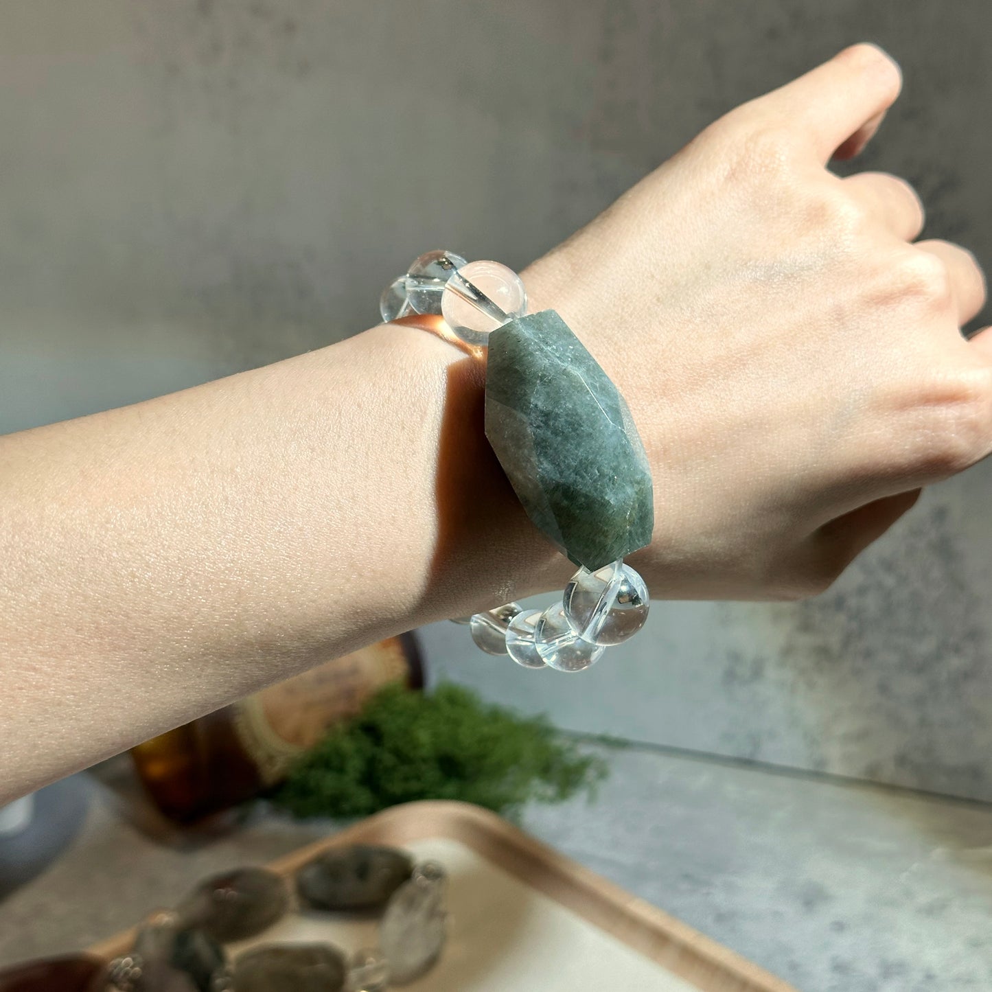 Green Phantom with Rutilated Quartz Clear Quartz 綠幽靈共生髮晶 白水晶設計款 | 原礦 raw-crystal | 紋理特寫 texture detail