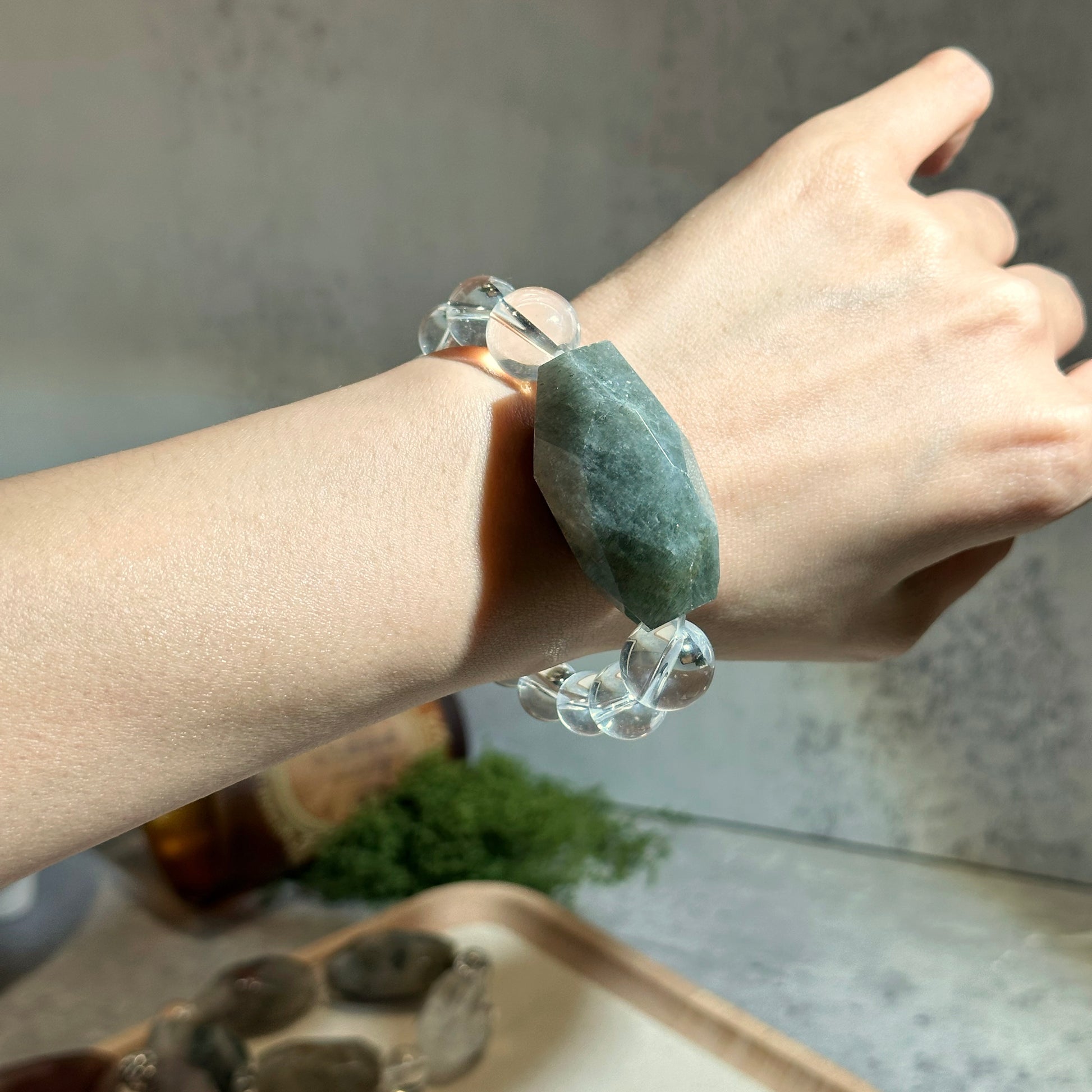 Green Phantom with Rutilated Quartz Clear Quartz 綠幽靈共生髮晶 白水晶設計款 | 原礦 raw-crystal | 紋理特寫 texture detail