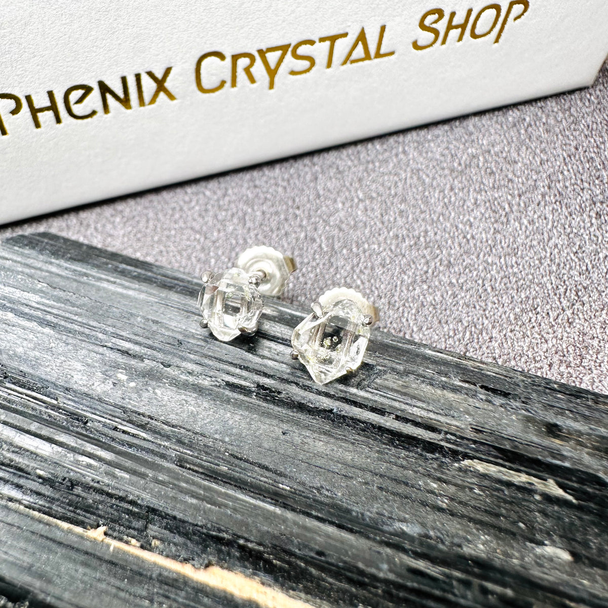 Herkimer Diamond Petroleum Earrings 油膽閃靈鑽耳環 | 耳飾 earrings | 側面角度 side angle