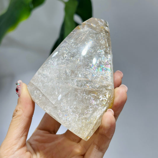 Light Smoky Quartz with Rainbow 淡茶晶帶彩虹 | 原礦 raw-crystal | 正面圖 front view