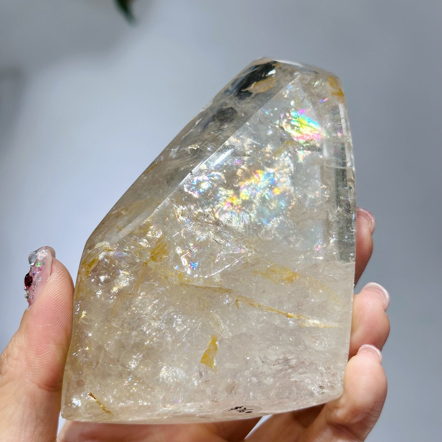 Light Smoky Quartz with Rainbow 淡茶晶帶彩虹 | 原礦 raw-crystal | 側面角度 side angle