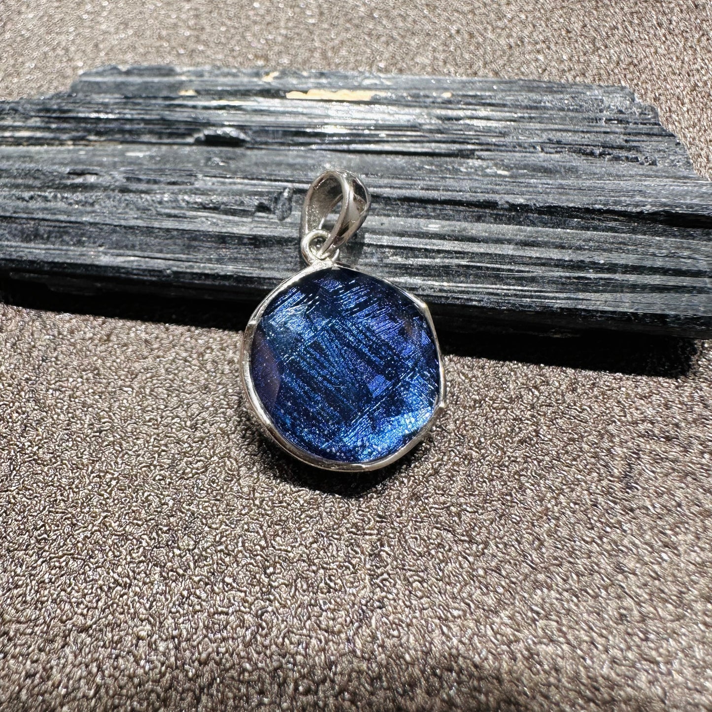 Meteorite Blue Star of David Pendant 天鐵藍色大衞星吊墜 | 吊墜 pendant | 側面角度 side angle