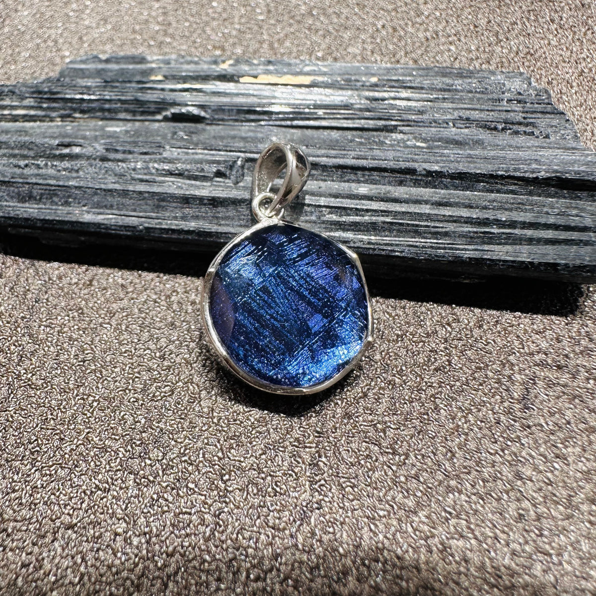 Meteorite Blue Star of David Pendant 天鐵藍色大衞星吊墜 | 吊墜 pendant | 側面角度 side angle