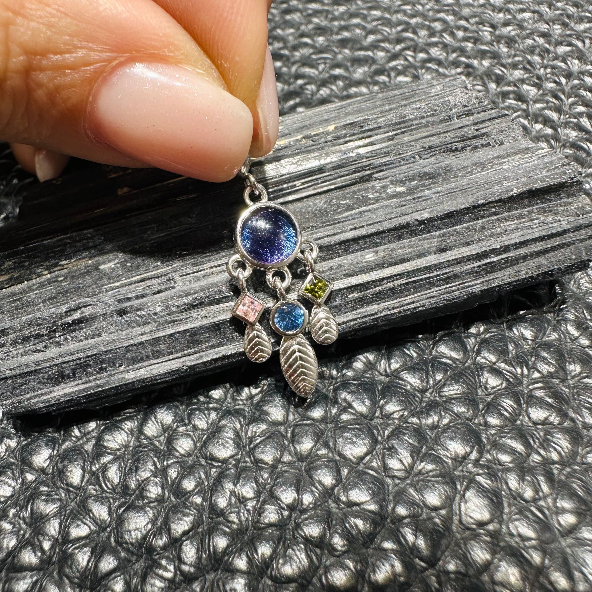 Meteorite Dream-Catcher Pendant 天鐵捕夢網吊墜 | 吊墜 pendant | 細節特寫 close up detail