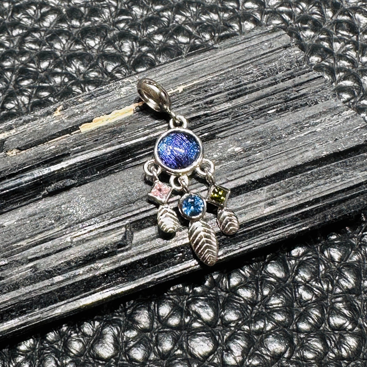 Meteorite Dream-Catcher Pendant 天鐵捕夢網吊墜 | 吊墜 pendant | 正面圖 front view