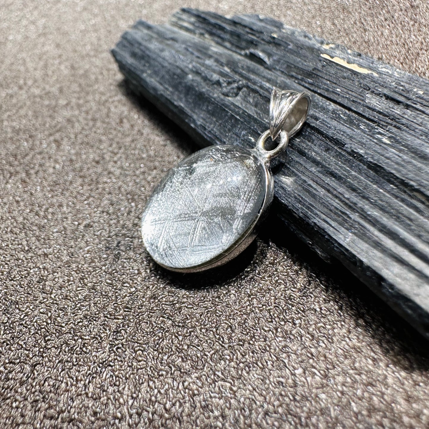 Meteorite Silver Oval Pendant 天鐵銀色橢圓吊墜 | 吊墜 pendant | 細節特寫 close up detail
