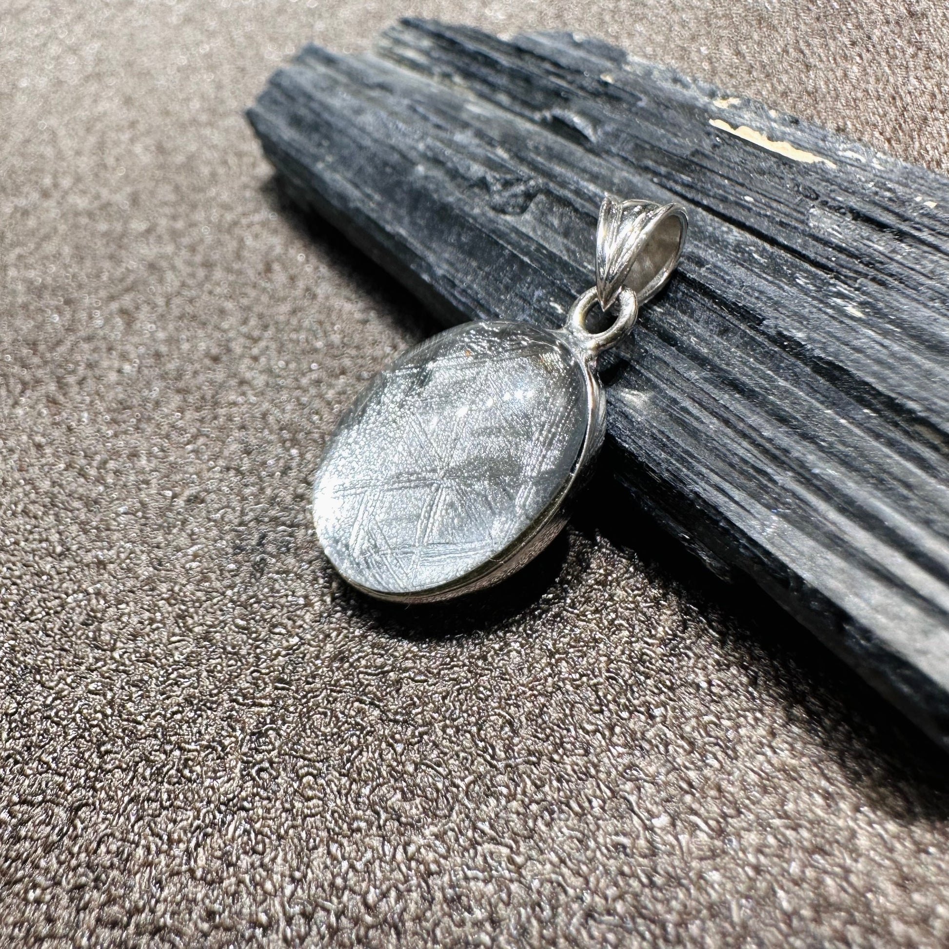 Meteorite Silver Oval Pendant 天鐵銀色橢圓吊墜 | 吊墜 pendant | 細節特寫 close up detail