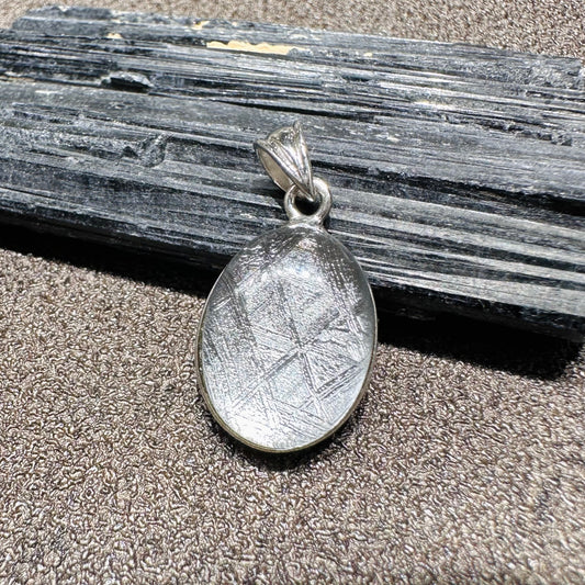 Meteorite Silver Oval Pendant 天鐵銀色橢圓吊墜 | 吊墜 pendant | 正面圖 front view