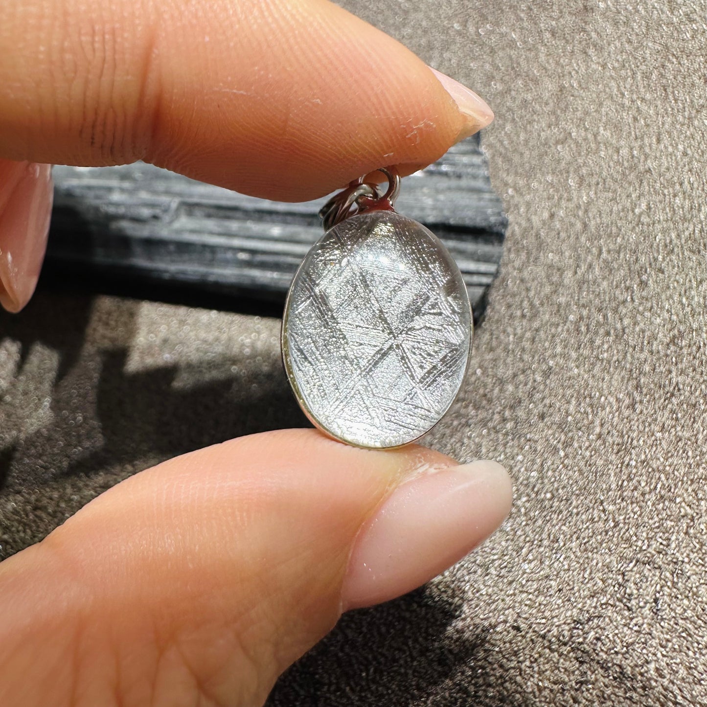 Meteorite Silver Oval Pendant 天鐵銀色橢圓吊墜 | 吊墜 pendant | 側面角度 side angle