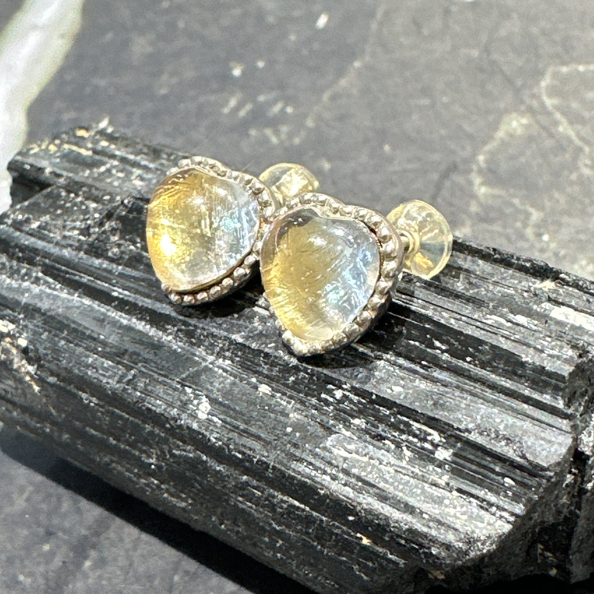 Meterite Heart Sharp Earrings 天鐵耳環心型 | 耳飾 earrings | 細節特寫 close up detail