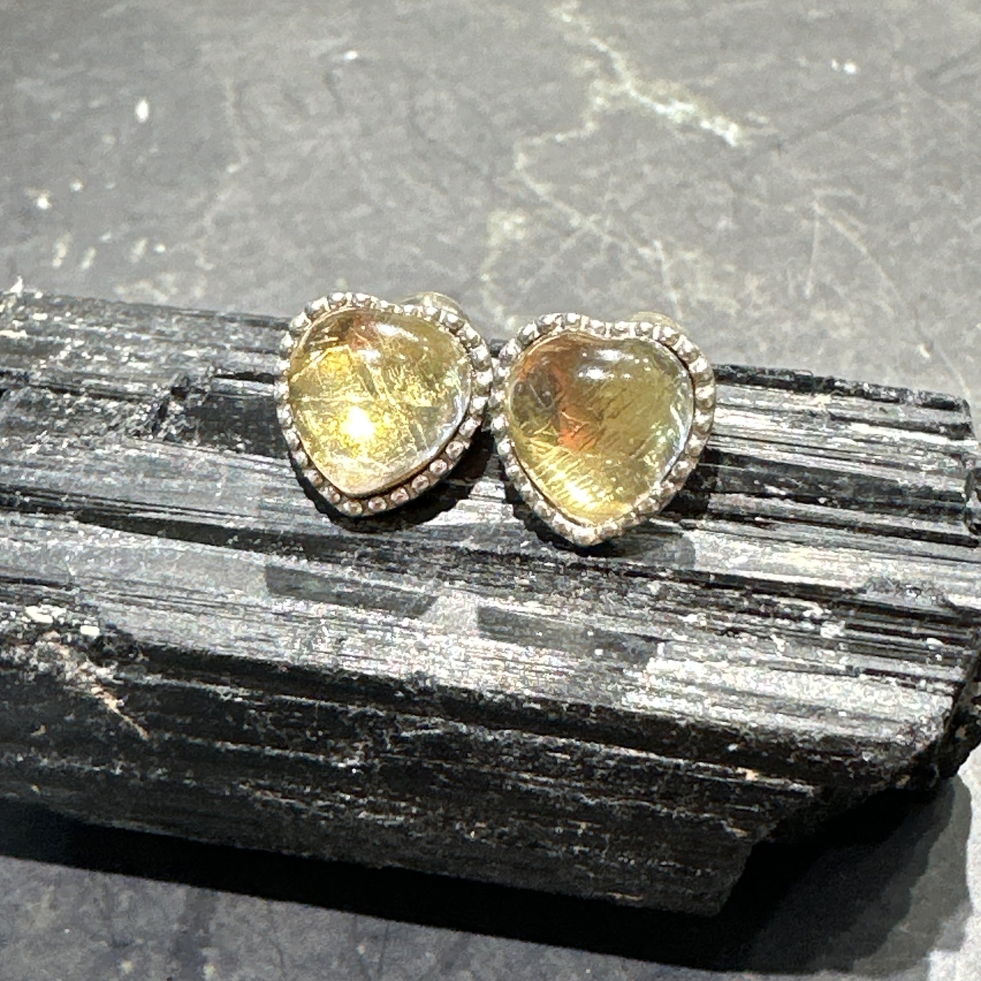 Meterite Heart Sharp Earrings 天鐵耳環心型 | 耳飾 earrings | 正面圖 front view