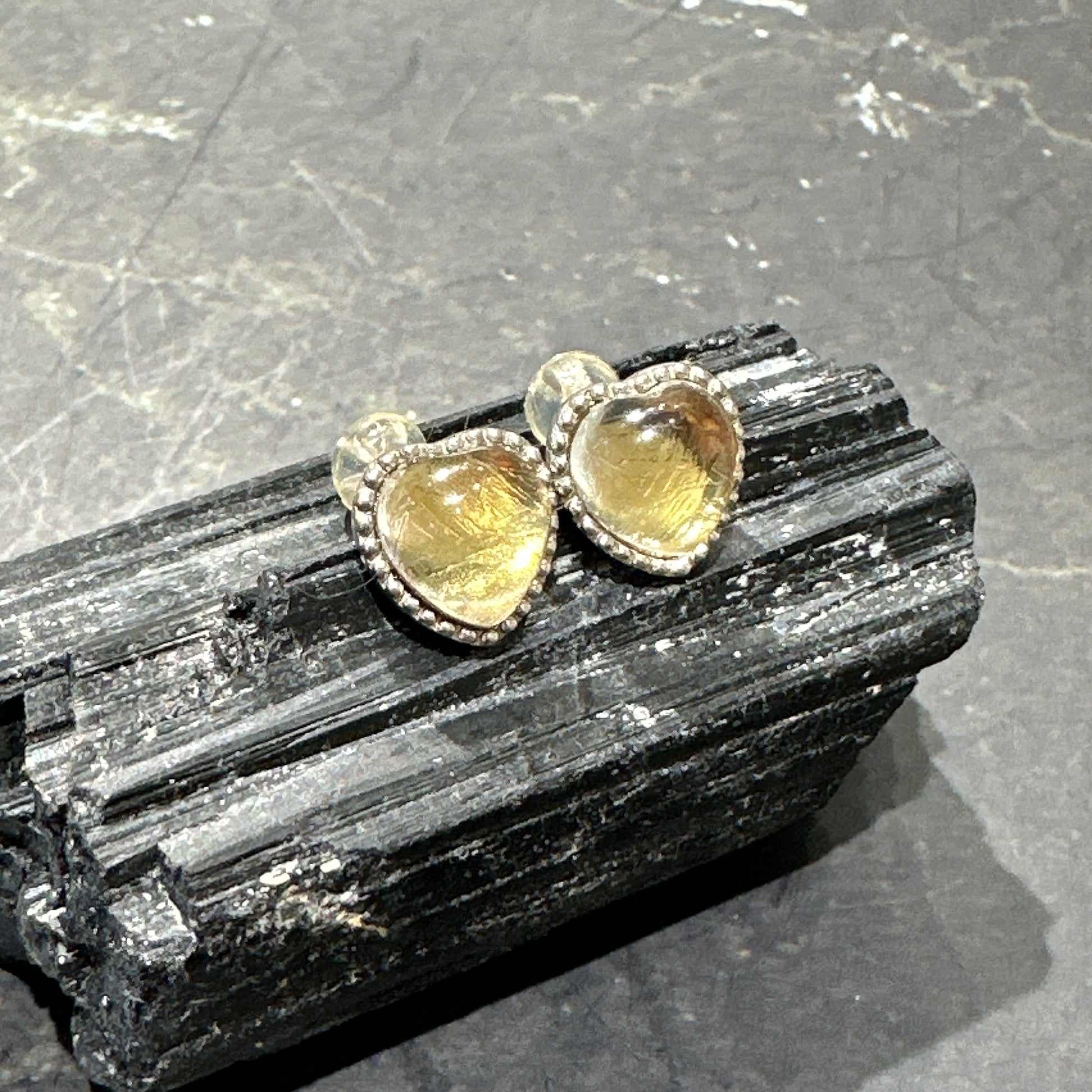 Meterite Heart Sharp Earrings 天鐵耳環心型 | 耳飾 earrings | 側面角度 side angle