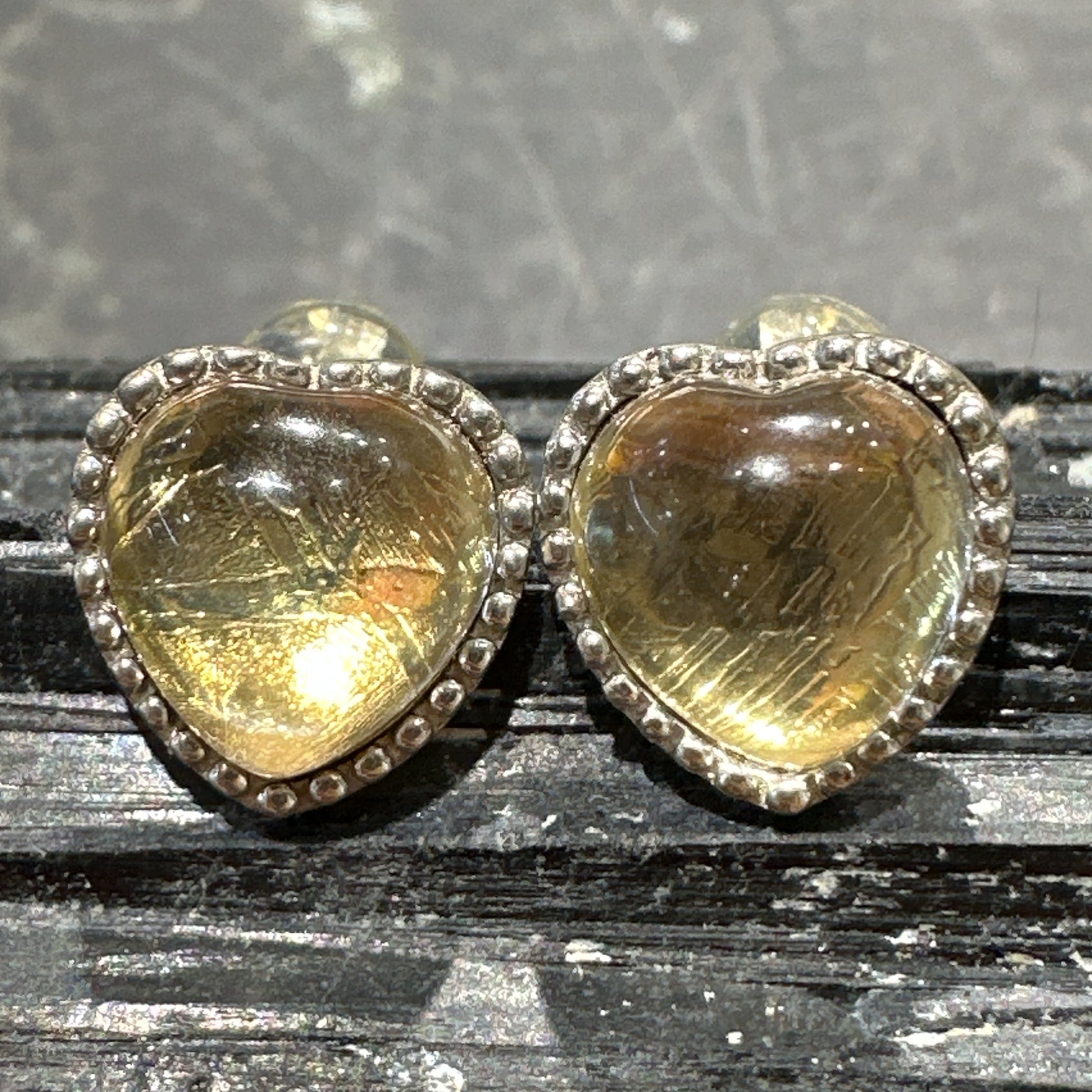 Meterite Heart Sharp Earrings 天鐵耳環心型 | 耳飾 earrings | 紋理特寫 texture detail