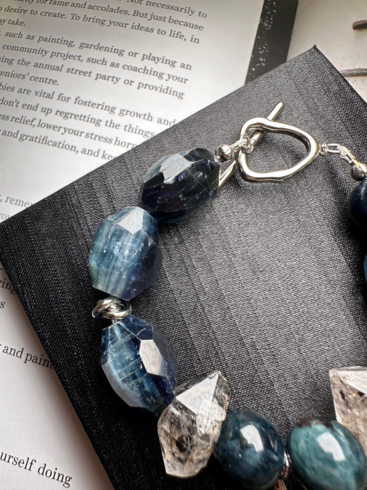 Midnight moon bracelet 午夜月光手串 | 手串 bracelet | 側面角度 side angle