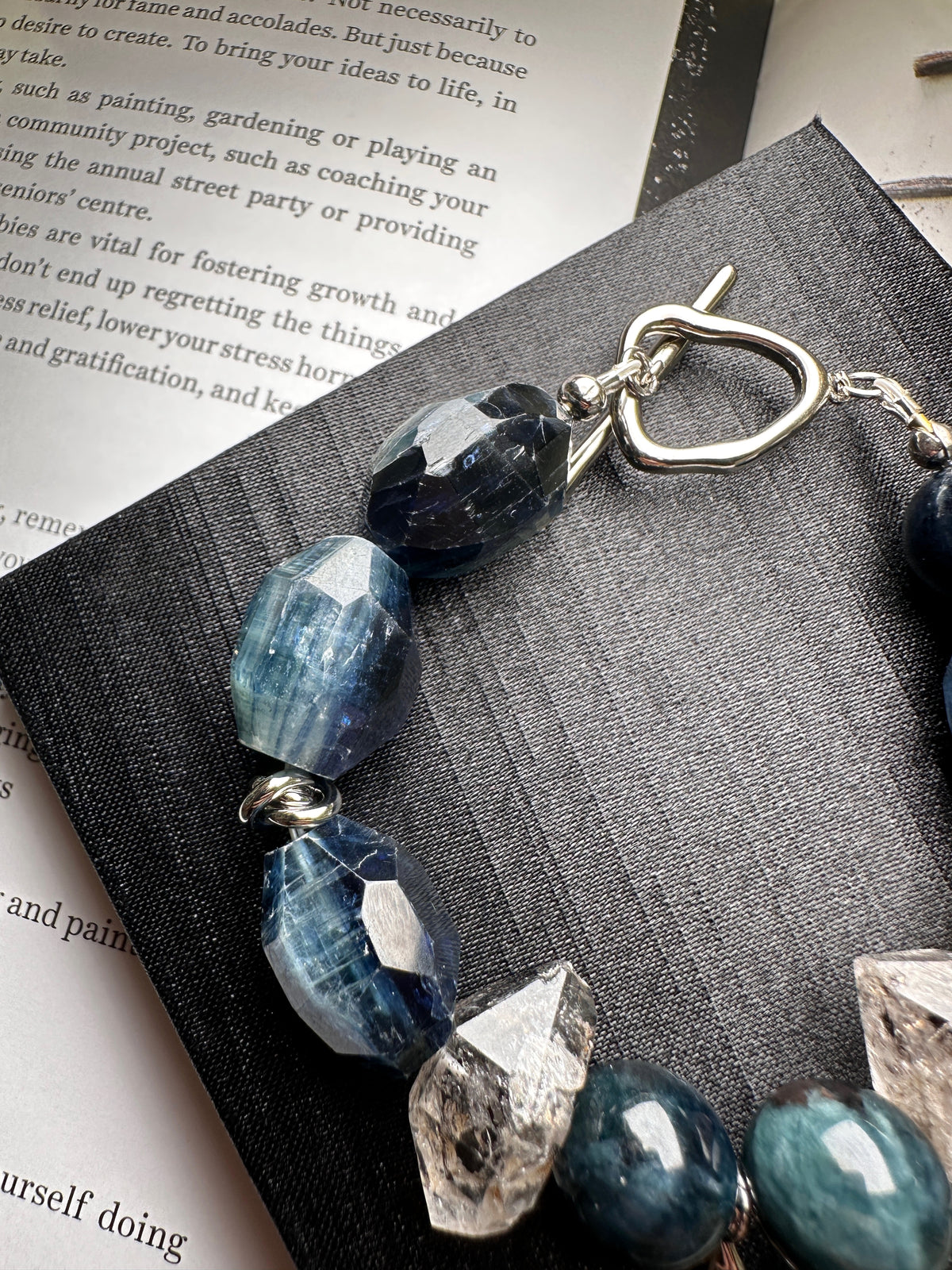 Midnight moon bracelet 午夜月光手串 | 手串 bracelet | 側面角度 side angle