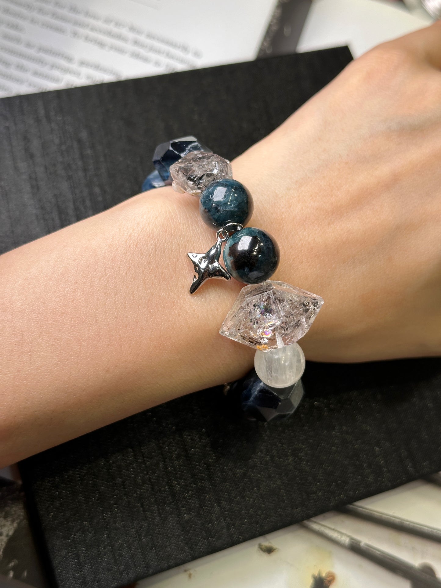 Midnight moon bracelet 午夜月光手串 | 手串 bracelet | 紋理特寫 texture detail