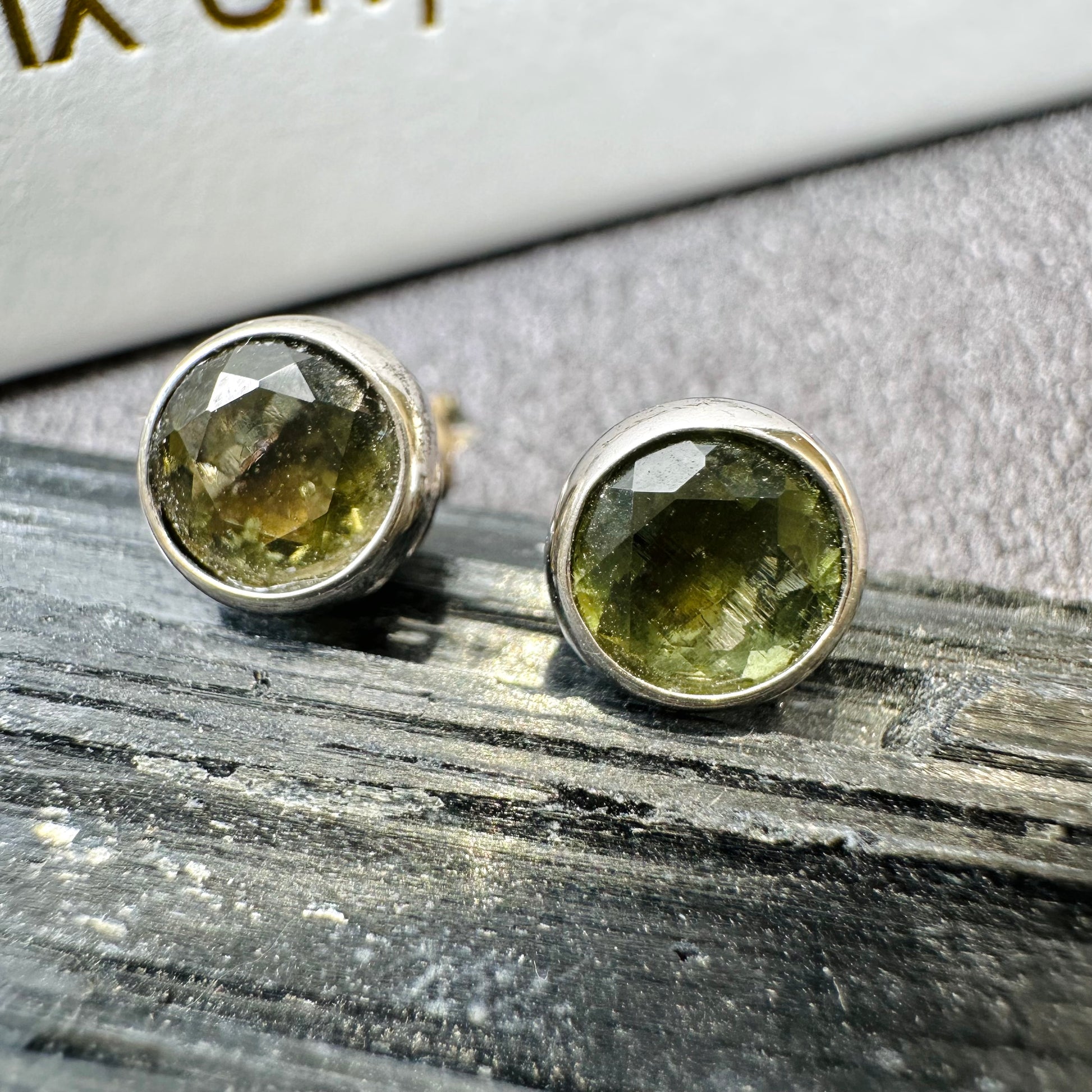Moldavite Earrings 捷克綠隕石耳環 | 耳飾 earrings | 細節特寫 close up detail