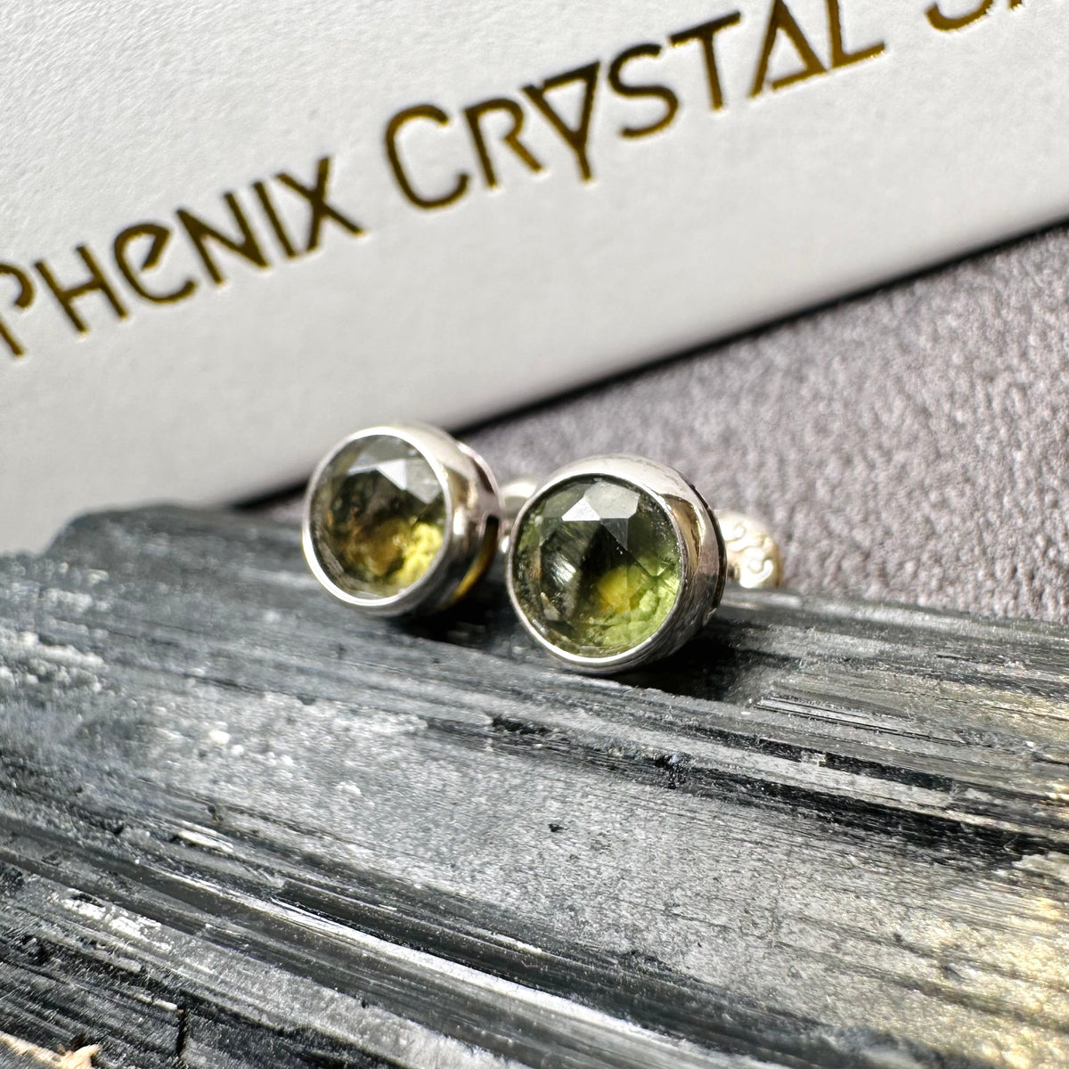 Moldavite Earrings 捷克綠隕石耳環 | 耳飾 earrings | 側面角度 side angle