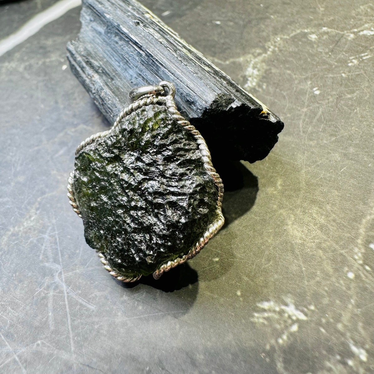 Moldavite Pendant 捷克綠隕石吊墜 | 吊墜 pendant | 細節特寫 close up detail