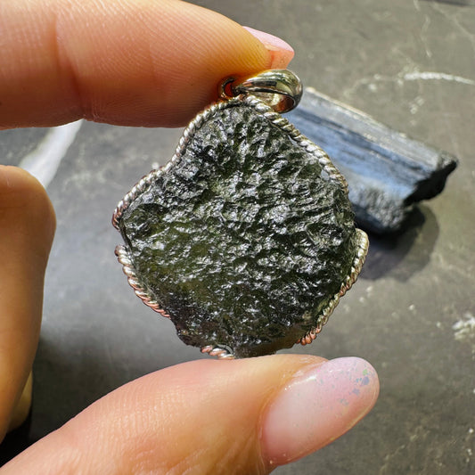 Moldavite Pendant 捷克綠隕石吊墜 | 吊墜 pendant | 正面圖 front view